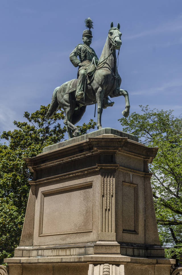 171 - Tokyo - barrio de Ueno - parque de Ueno - estatua del Principe Imperial Komatsunomiya Akihito